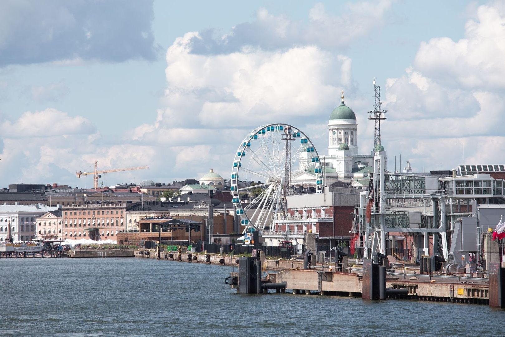 Helsingin rantamaisema, maailmanpyörä ja Tuomiokirkko pilvien alla
